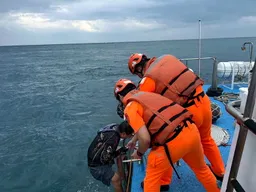 馬崗漁港外海遊艇翻船4落海1失蹤 2人緊趴船底逃一劫